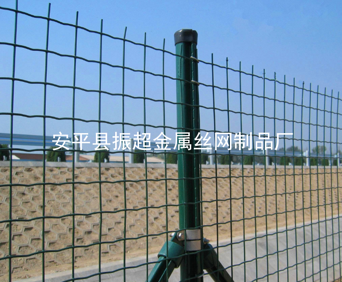 卷式鐵絲網(wǎng)圍擋-www.tigii.cn